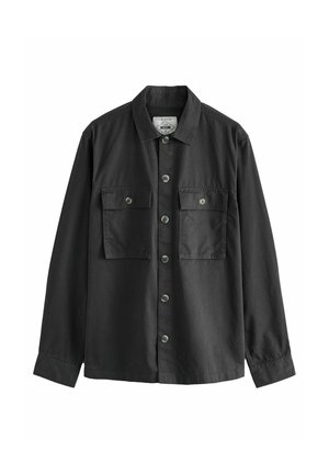 Camisa negra de manga larga hecha de algodón, con botón en la parte delantera, dos bolsillos en el pecho y botones verdes. Corte recto y diseño con cuello.
