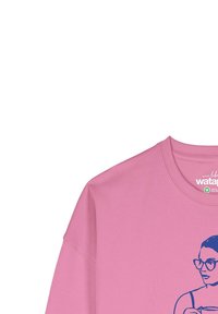 Roze sweatshirt met een ronde hals en lange mouwen, met een blauwe grafische illustratie van een vrouw met een bril op de voorkant.