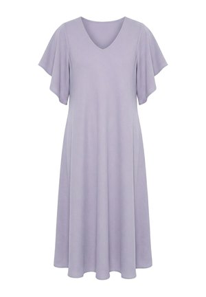 Lawendowa sukienka do kolan z falbankowymi rękawami i dekoltem w kształcie litery V, o luźnej, płynącej sylwetce w linii A.