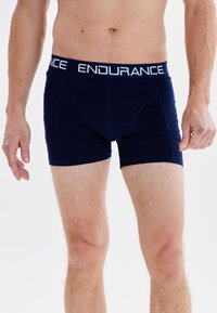 Marine blauwe boxershorts met een elastische tailleband waarop "ENDURANCE" in het wit staat. Heeft een aansluitend ontwerp en een zachte, soepele stoftextuur.