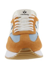 Sneaker en suède marron et dessus synthétique bleu clair avec lacets et logo blancs. Comprend une semelle intermédiaire blanche et une semelle extérieure en caoutchouc texturé.