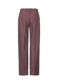 Pantaloni larghi color bordeaux con vita elasticizzata, due tasche posteriori e tessuto testurizzato. Caratterizzati da un taglio dritto e un design sartoriale.