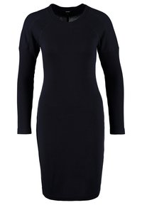 Robe noire cintrée longueur genou avec manches longues côtelées et encolure ronde.