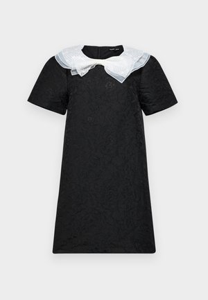 Abito nero a maniche corte con tessuto texturizzato, caratterizzato da un colletto in pizzo bianco a strati e un dettaglio a fiocco nella scollatura. Chiusura con zip sul retro.
