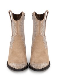 Botas tobilleras de ante beige con acentos de tachuelas plateadas, cremalleras laterales y un diseño de punta afilada. Los paneles texturizados en los laterales presentan detalles brillantes.