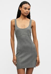 Rochie gri, ajustată, dintr-un material neted, având un decolteu semicircular și un design fără mâneci, cu detalii subtile ale cusăturilor și lungimea până la mijlocul coapsei.
