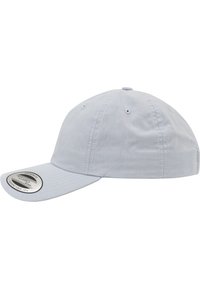 Világoskék baseball sapka puha anyagból, varrott árnyékkal és szellőző lyukakkal. Az elején fém logó folt található.