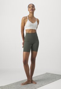 Nike Performance ZENVY - Tajice - cargo khaki/black