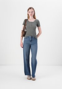 Noisy May NMDAHLIA WIDE LEG - Laisvo kirpimo džinsai - medium blue denim