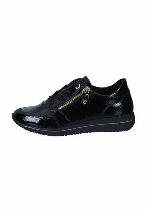 Sneaker en cuir verni noir avec un bout arrondi, un laçage sur le devant, une fermeture éclair décorative sur le côté et une finition texturée. Inclut une semelle contrastante.