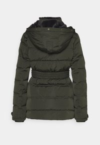 Veste d'hiver matelassée vert foncé avec capuche, taille élastique et doublure de col en fausse fourrure, vue de dos sur fond blanc.