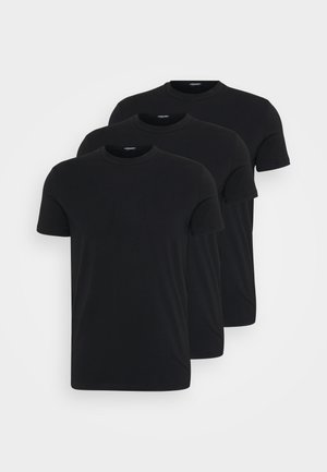 Drei schlichte schwarze kurzärmlige Rundhals-T-Shirts übereinander gestapelt und vor einem weißen Hintergrund präsentiert.