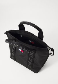 Tommy Jeans DAILY MINI TOTE - Mala de mão - black