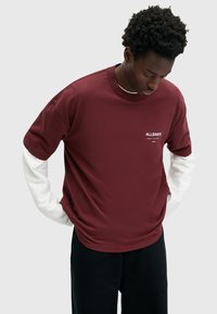 AllSaints UNDERGROUND CREW - Triko s potiskem - winehouse red