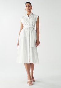 Weiß gestreiftes Midi-Kleid im Button-Up-Stil, kurze Cap-Ärmel, Stoffgürtel in der Taille, zwei frontale Taschen, glatte Textur.