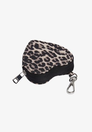 Kieszonka w kształcie serca z zamkiem błyskawicznym, wykonana z tkaniny z nadrukiem w panterkę, w czarno-beżowe wzory, z metalowym suwakiem w kolorze srebrnym i metalowym klipsem.