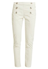 Białe bawełniane spodnie o dopasowanym kroju, z pięcioma srebrnymi guzikami z przodu oraz detalami wzdłuż szwów bocznych, które nadają im zorganizowany wygląd.