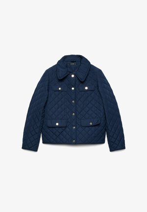 Giacca trapuntata blu navy con colletto, maniche lunghe, bottoni a pressione sul davanti e quattro tasche con patella e bottone a pressione, distesa su sfondo bianco.