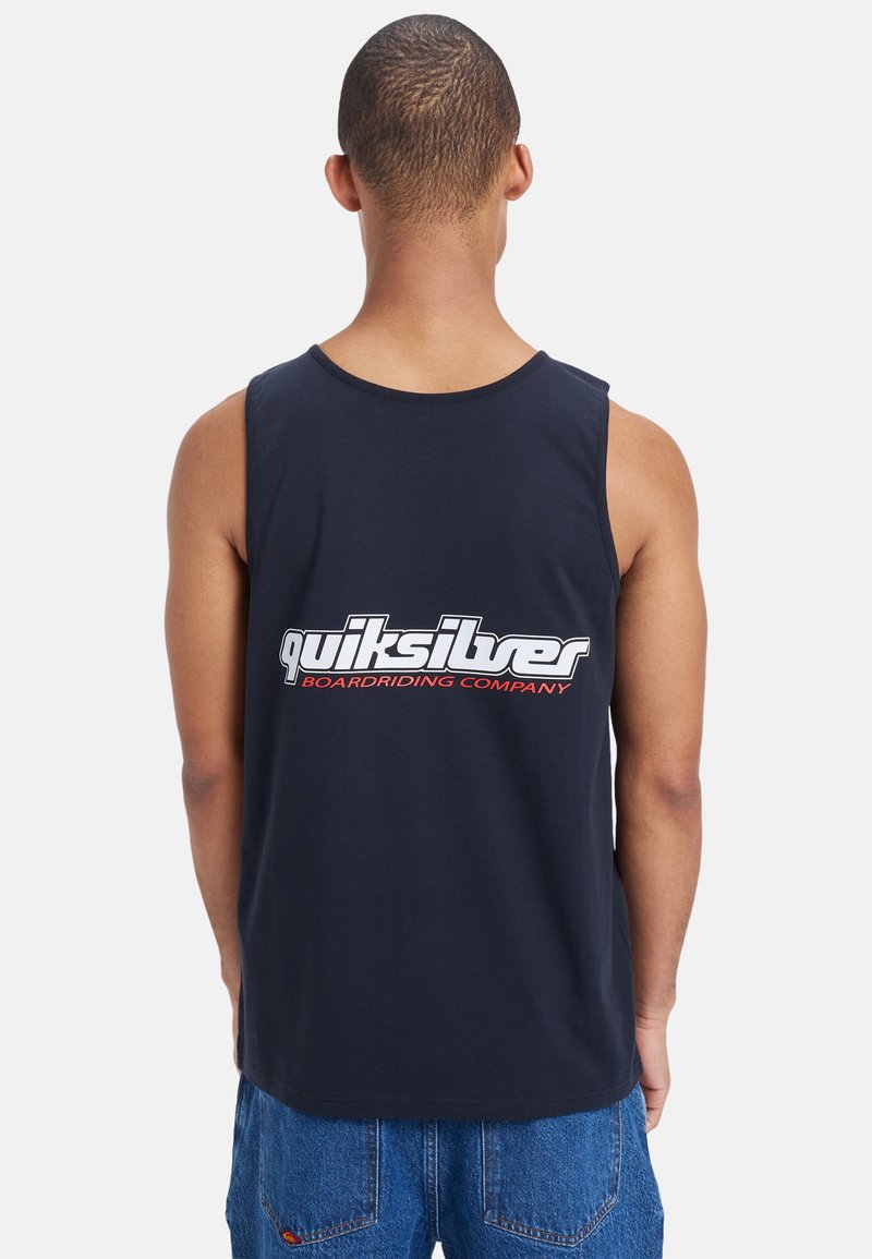 Tricou din bumbac de culoare bleu închis, cu armholes largi, având pe spate un logo alb și roșu al "Quiksilver Boardriding Company".