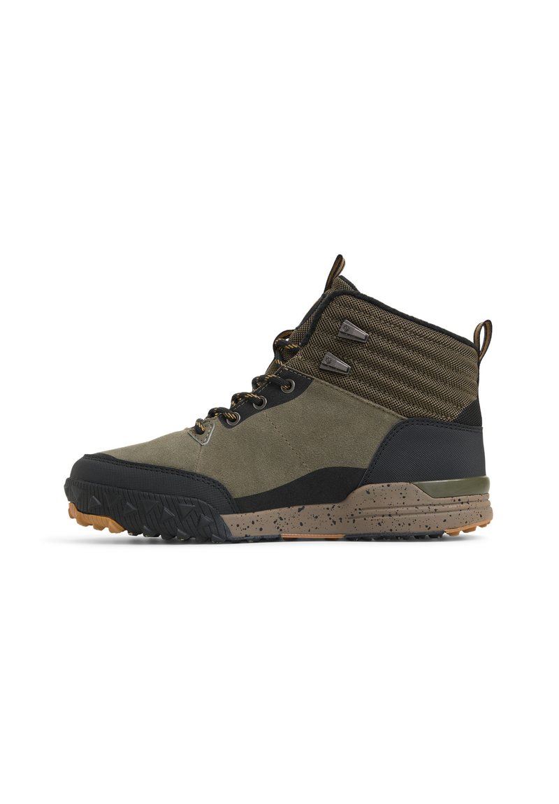 Wanderschuhe mit Obermaterial aus Wildleder und Mesh in Olivgrün und Schwarz. Mit strukturiertem Knöchelstütze, schnürbarem System und gesprenkelter Sohle.