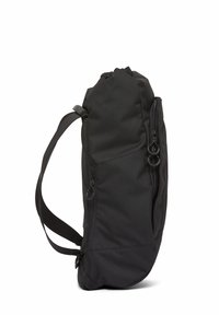 Schwarzer Rucksack mit rundem Design, aus strapazierfähigem Stoff. Verfügt über eine seitliche Reißverschlusstasche und verstellbare Riemen für einfachen Transport.