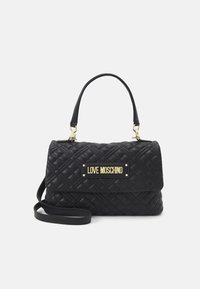 Svart quiltad handväska med en strukturerad form, som har en guldfärgad "LOVE MOSCHINO"-skylt, dubbla handtag och en justerbar axelrem.