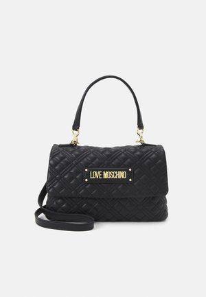 Borsa a tracolla nera trapuntata con forma strutturata, dotata di una placca dorata "LOVE MOSCHINO", doppi manici e una tracolla regolabile.
