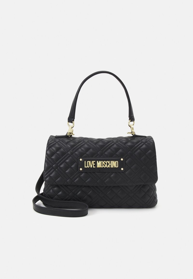 Czarna pikowana torebka o strukturalnym kształcie, z złotą blaszką "LOVE MOSCHINO", podwójnymi uchwytami i regulowanym paskiem na ramię.