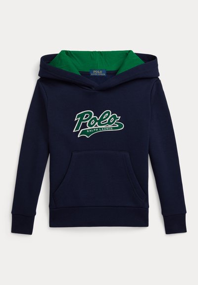 Námornícky modrá mikina s kapucňou so zelenou vnútornou kapucňou, s bielym a zeleným logom "Polo Ralph Lauren" a prednou vreckom. Mäkko tkanina, regulárny strih.