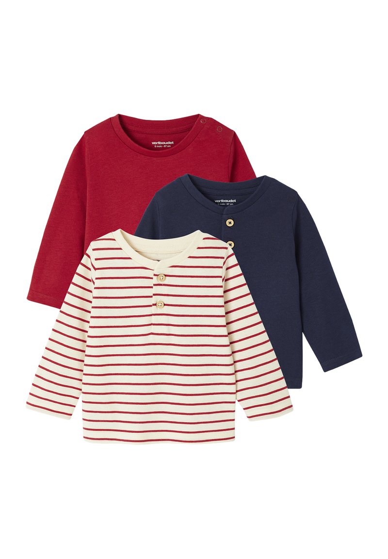 Drei Langarmshirts: eines in Rot, eines in Marineblau und eines in Creme mit roten Streifen. Das gestreifte Shirt hat einen knöpfbaren Ausschnitt. Weiches Baumwollmaterial.