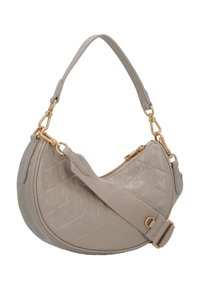 Borsa a forma di mezzaluna beige con motivo geometrico trapuntato, tracolla in tessuto regolabile, manico in pelle e dettagli in metallo dorato.