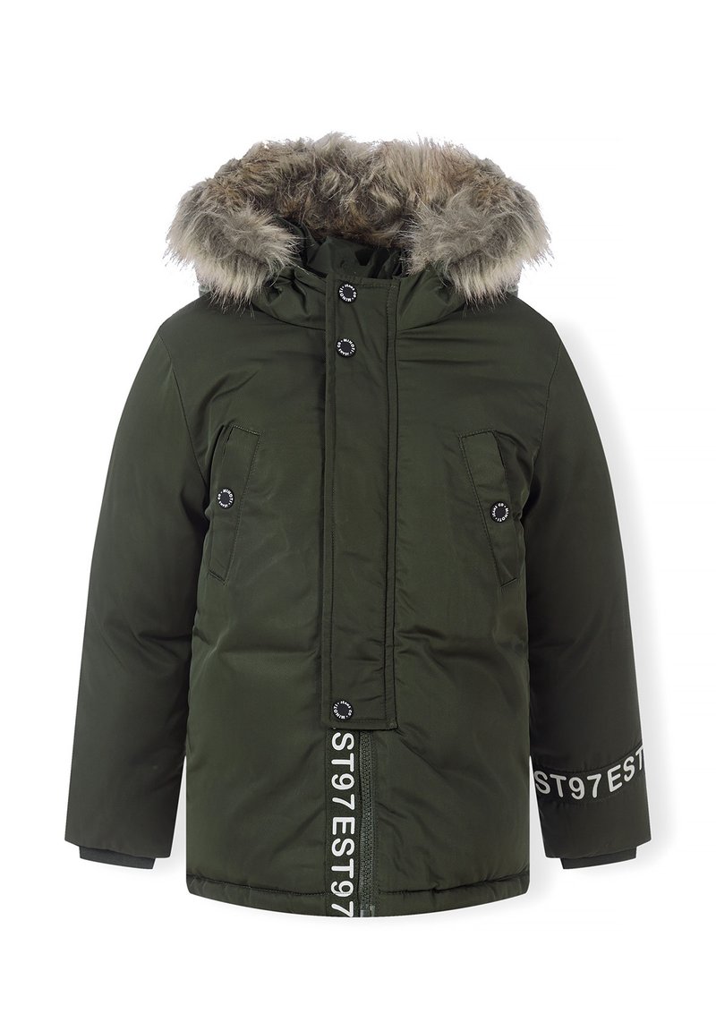 Parka aislante verde con capucha forrada de pelo sintético, dos bolsillos frontales, cremallera completa y acentos blancos impresos en el dobladillo.