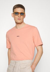 BOSS TCHUP - T-shirt básica - light/pastel red