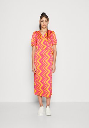VILA VIHULA WRAP MIDI DRESS - Robe de jour - pink yarrow/orange