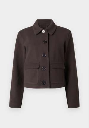 Veste courte marron foncé à manches longues, col rond, poches à rabat à l'avant et cinq boutons noirs au centre.