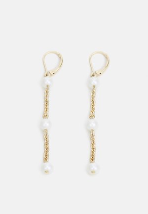 Boucles d'oreilles pendantes en chaîne dorée avec trois perles blanches espacées uniformément le long de chaque chaîne.
