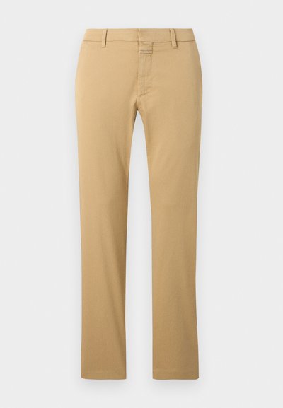 Chinos de algodão bege com um design de perna reta, apresentando frente lisa, passantes para cinto e fecho de zip oculto.