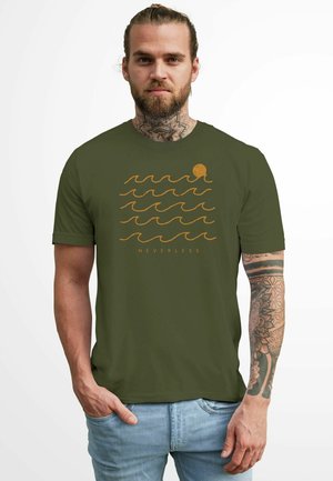 Olive green short-sleeve t-shirt featuring a wave and sun graphic in light brown, with the word “NEVERLESS” below. Cotton fabric, relaxed fit.