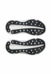 Zwarte rubberen buitenzool met cirkelvormig loopvlak, witte tussenzool, uitgesproken steun voor de voetboog en een gestructureerd oppervlak voor grip.