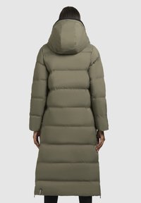 Olijfgroene pufferjack met een capuchon, met een gewatteerd ontwerp, lange mouwen en een lengte tot halverwege de kuit, gemaakt van een glad, weerbestendig materiaal.