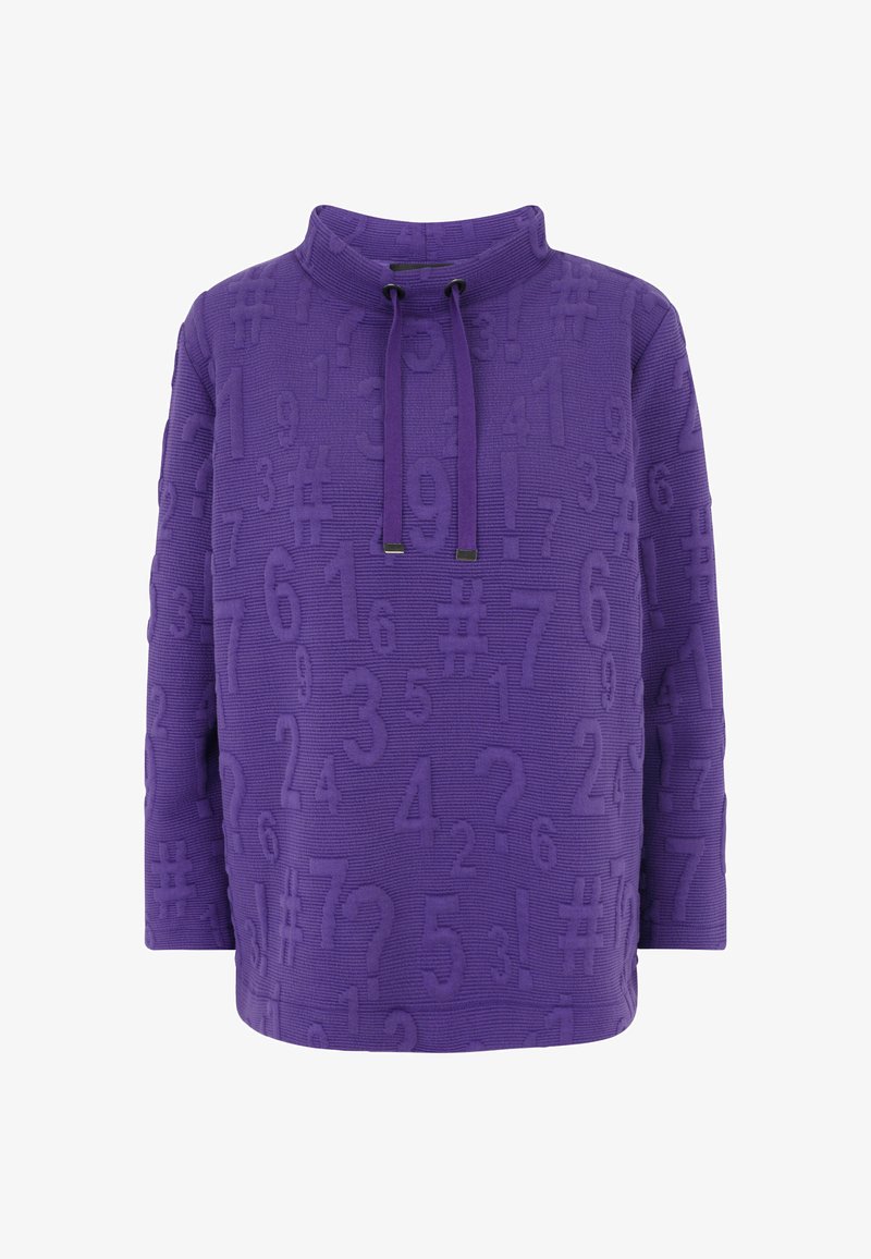 Lila Pullover mit Dreiviertelärmeln, der ein strukturiertes Muster aus Zahlen und Symbolen aufweist. Mit einem Trichterkragen und Kordeln.