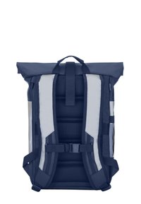 Zaino navy e grigio con design a roll-top, schienale in mesh imbottito, spallacci regolabili e tasche laterali per la conservazione. Tessuto resistente.