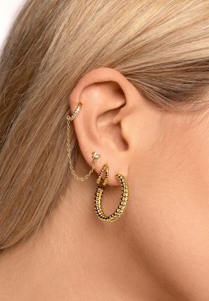 Goldene Ohrringe mit einer Kettenverbindung und glitzernden Akzenten. Große Creolen mit einem strukturierten Design, kombiniert mit kleineren, schlichten Creolen.