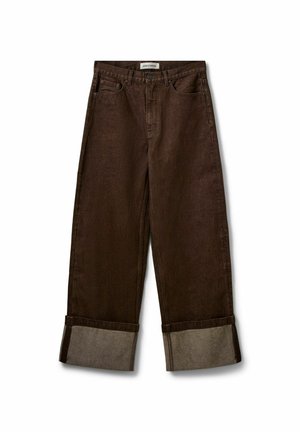 Jean marron à jambes larges avec revers aux ourlets montrant un tissu intérieur plus clair, bouton à l'avant et design cinq poches.