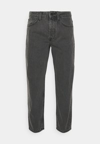 Jeans de denim gris oscuro con un diseño recto, que cuentan con cinco bolsillos, cierre de botón y detalles de costura visibles.