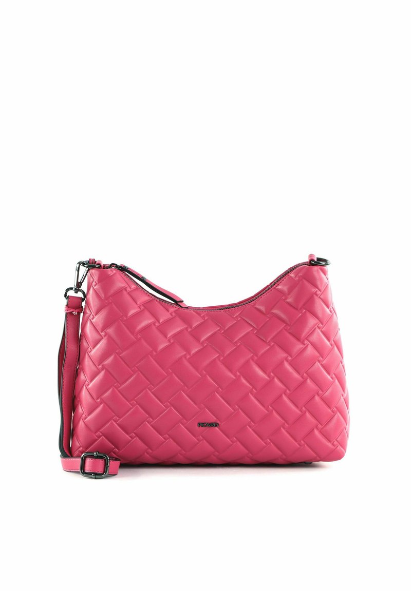 Sac à bandoulière en cuir tressé rose avec bandoulière réglable et fermeture éclair, doté d'un petit logo de marque métallique à l'avant.