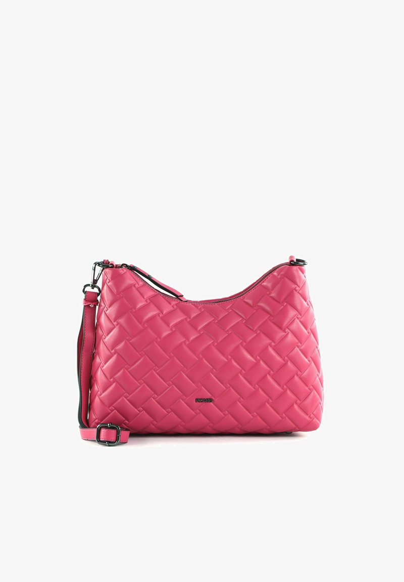 Sac à bandoulière en cuir tressé rose avec bandoulière réglable et fermeture éclair, doté d'un petit logo de marque métallique à l'avant.