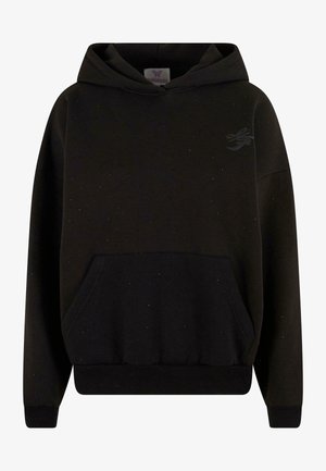 Sort hættetrøje med en frontlomme, lavet af blødt materiale, med diskrete glitrende detaljer og et logo trykt i en mørkere nuance på brystet.
