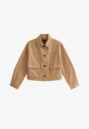 Veste courte couleur beige avec col, manches longues, fermeture à boutons sur le devant et deux grandes poches à rabat à la taille.