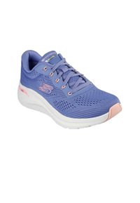 Scarpa da ginnastica leggera di colore viola con tomaia in mesh traspirante, intersuola bianca e dettagli rosa. Presenta un design con lacci e suola testurizzata.